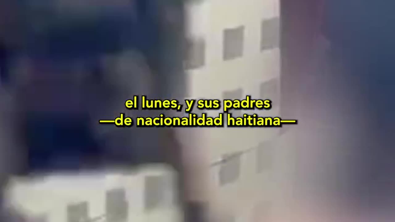 Niña en contenedor de basura