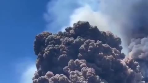 Eruption of the active volcano Mount Etna in Sicily: Travelers quickly evacuate the area