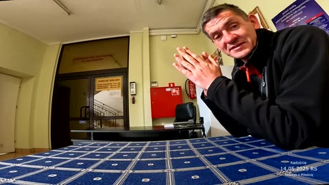 Interesant przed Prokuraturą w Jaworznie - OCHRONA takiej pani