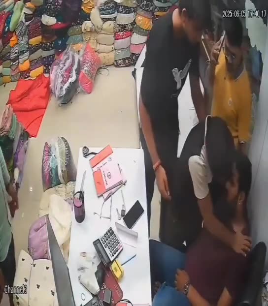 6 czerwca 2025 r. 27-letni Rishabh Gandhi zmarł na zawał serca. Zaręczył się zaledwie 5 dni wcześniej w Surat. Młodzi ludzie na całym świecie nadal umierają na zawały serca. AstraZeneca jest nadal podawana w wielu częściach świata.