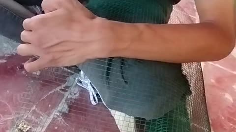 Proses pemotongan kawat loket buat serat beton bertulang saat di laboratorium Unmer Malang