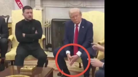 DONALD TRUMP SE BURLA DEL CATOLICISMO, VESTIDO DE PAPA