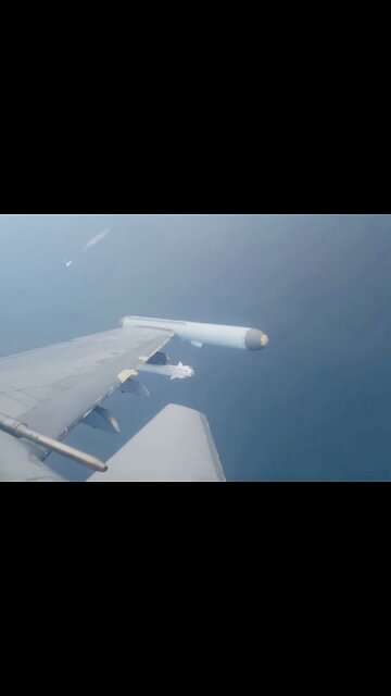 🇷🇺 ⚔️ A Su-30SM drops bombs from the sky on Ukrainian boats