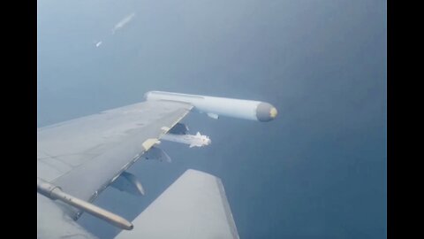 🇷🇺 ⚔️ A Su-30SM drops bombs from the sky on Ukrainian boats