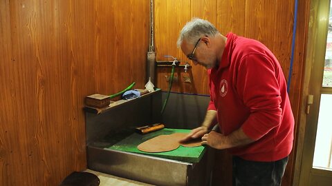 La tradición de la bota de vino, en peligro en España