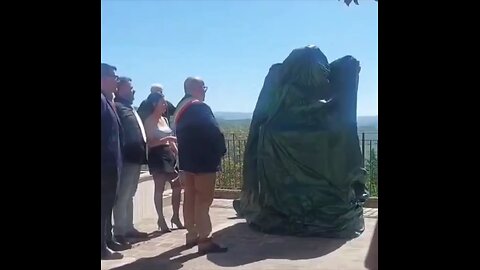 🇮🇹 La ville italienne de Fornelli dévoile à son tour une statue de Satoshi Nakamoto.