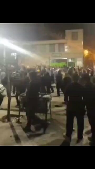 🇮🇷Reports have emerged that police in Iran have publicly sided with the protesters.