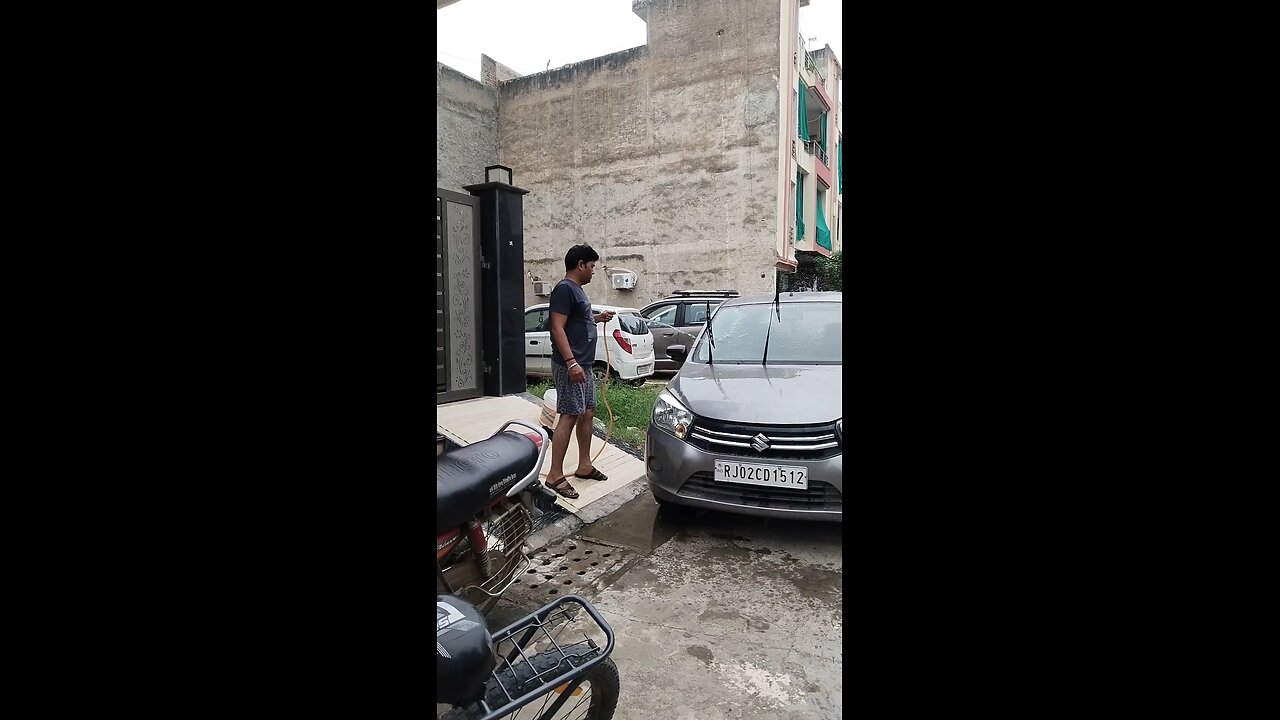 aaj ki gadi ki Ghar per dhulai