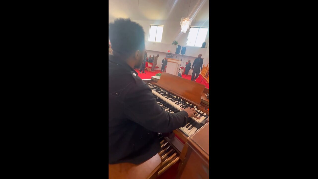 Joshua Butler backing up preacher on organ 🎹🎶🔥🎵🔥