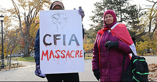 RAW: Patriotic ostrich supporters sing 'O Canada' in protest in Toronto