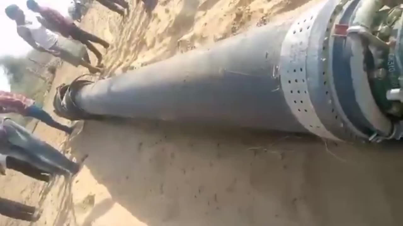 #Pakistan / #India 🇵🇰🇮🇳: Locals found debris from a booster section of a missile