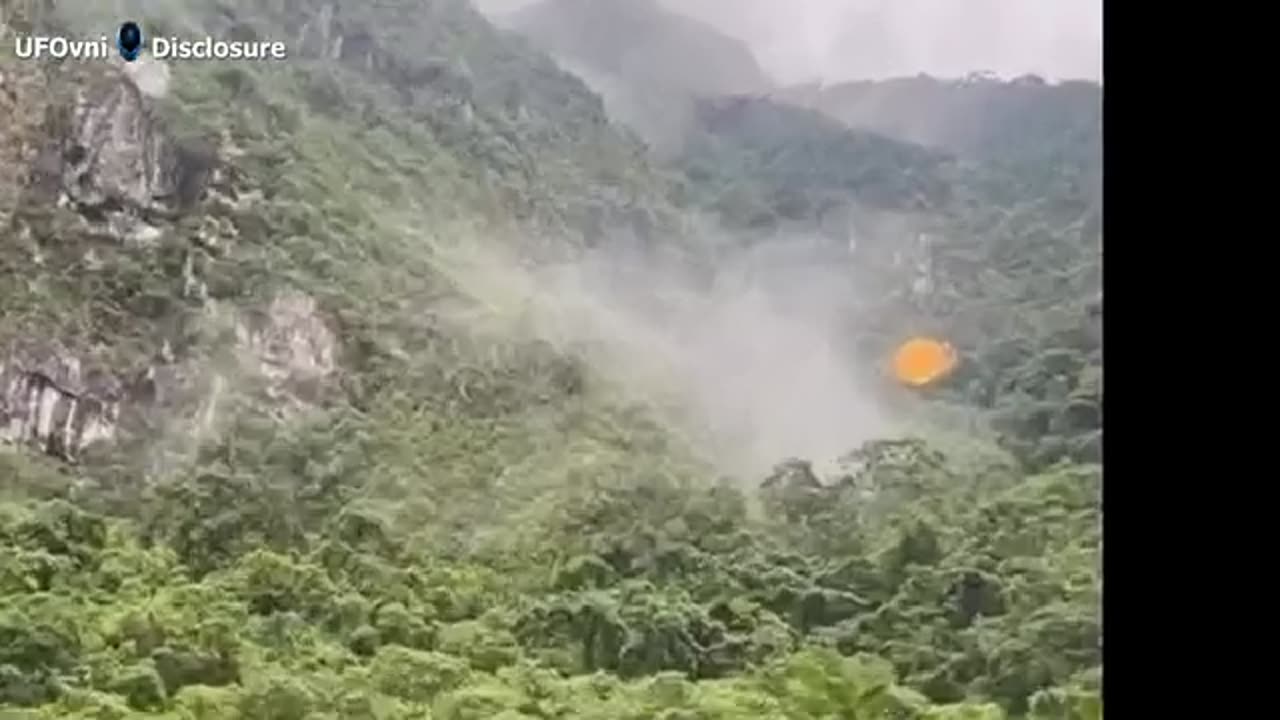 Une soucoupe orange apparait depuis un train en direction dÁguas Calientes à Lima, au Pérou