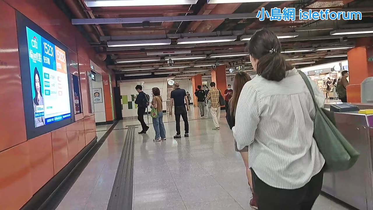 荔枝角站在長沙灣廣場下 橙色