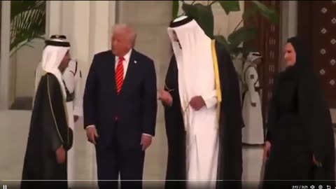 Mọi người xếp hàng để bắt tay Tổng thống Trump