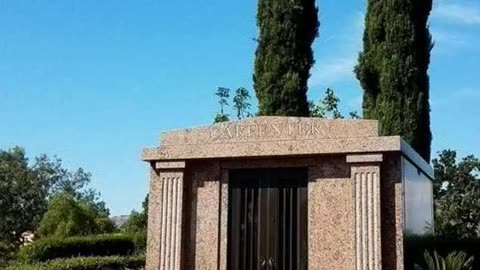 FAMOUS GRAVES - VOL. 513: KAREN CARPENTER