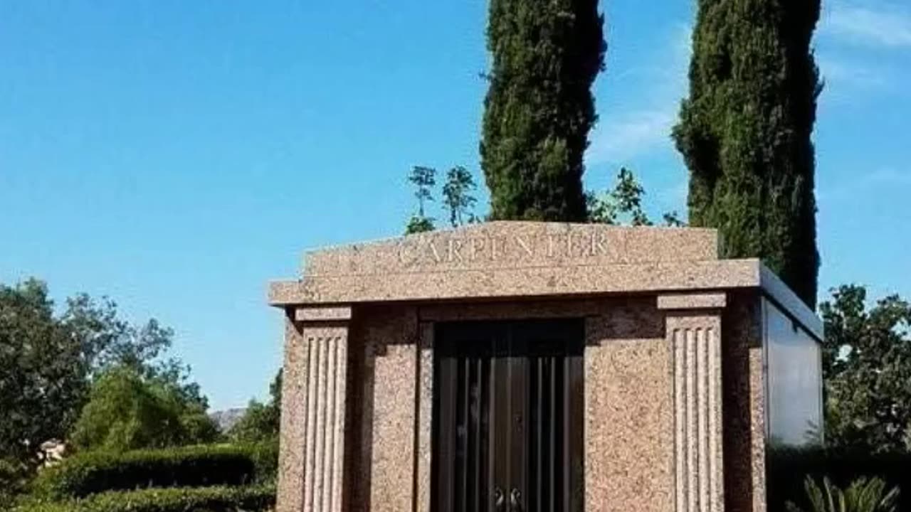 FAMOUS GRAVES - VOL. 513: KAREN CARPENTER