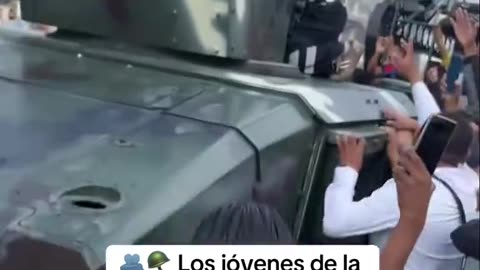 🫂🪖 Los jóvenes de la Generación Z de Nepal celebran con los militares su defensa ante los 4t4qu3s de