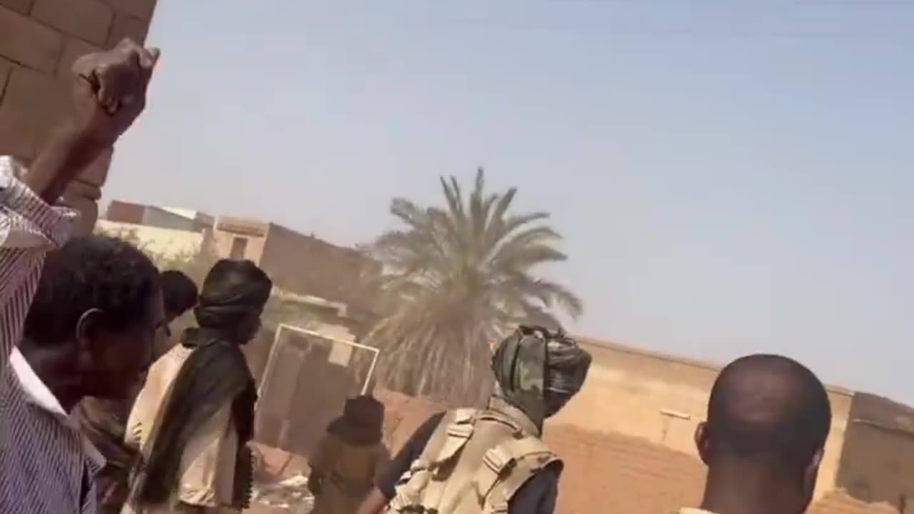 #Sudan πΈπ©: Rapid Support Forces (#RSF) fighters attacking "Sudanese Forces"