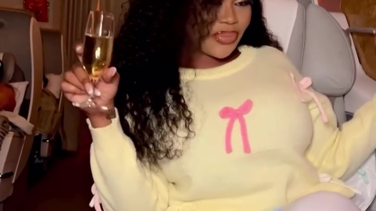 @queenveebosset