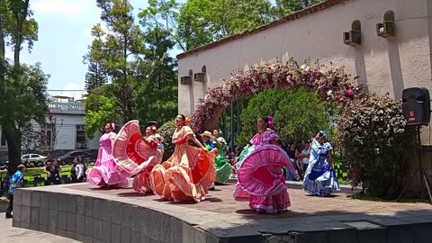 Mexican Dancing to Spanish Flea