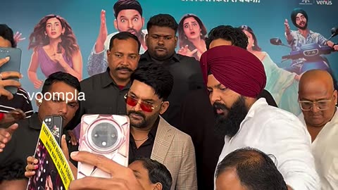 kapil sharma seen clicking selfies with fans at the trailer launch of his movie