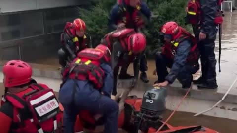 Bomberos rescatan a personas atrapadas por las inundaciones en China