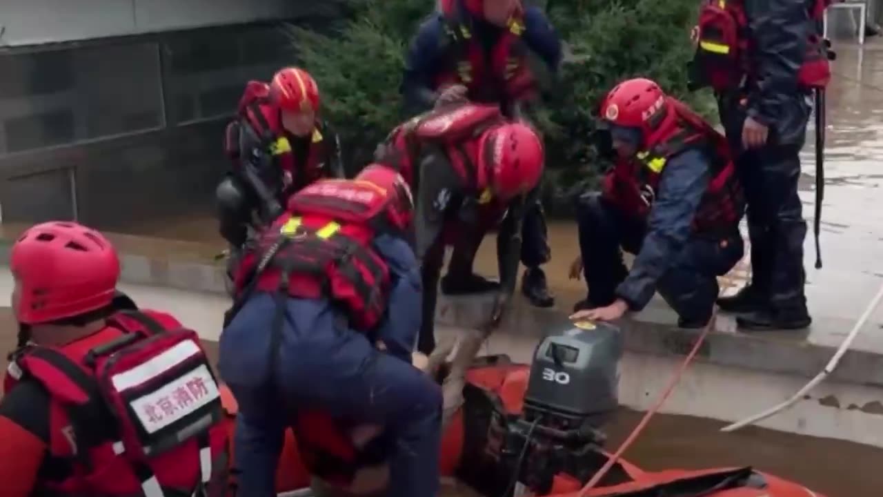 Bomberos rescatan a personas atrapadas por las inundaciones en China