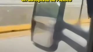 Camionero resulta herido cuando lo intentan asaltar en una autopista en México
