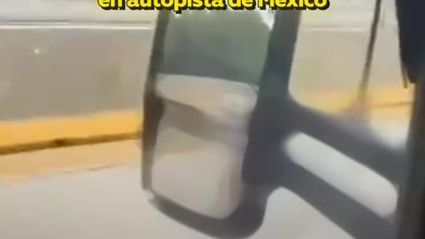Camionero resulta herido cuando lo intentan asaltar en una autopista en México