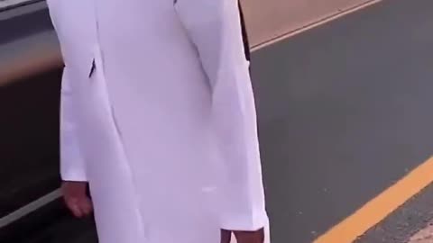 Girl was cycling alone in desert for 2 hours and ruler of Dubai appeared and gave her a refreshment