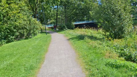 Promenerar från invid Ånäsparken till Hagaparken i Örebro 14 Aug. 2025