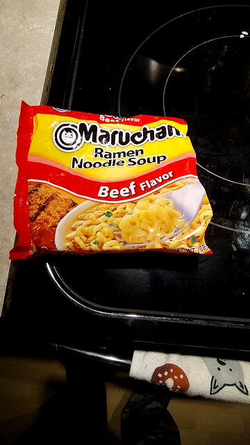 Eating Maruchan Ramen Noodle Beef Flavor, Dbn, MI, 11/28/25