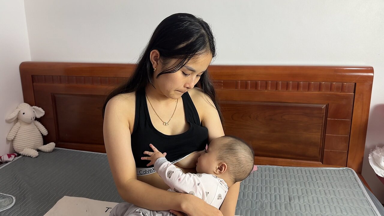 Open Breastfeeding Mom Vlog