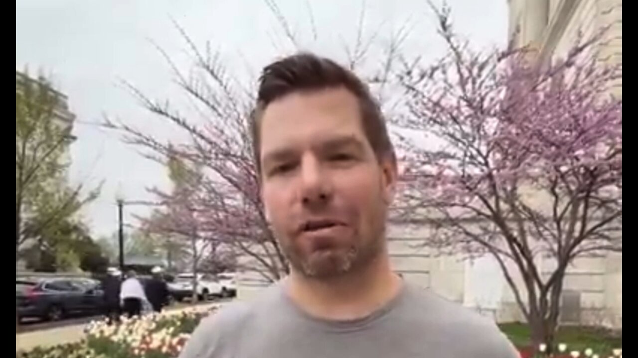 Eric Swalwell FAKES a “surprise” run-in with a reporter on the street 🤦‍♂️