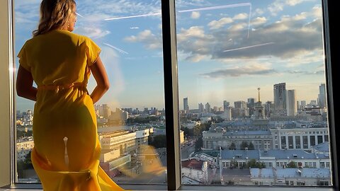 Tais Dances: Art Improvisation by the Window