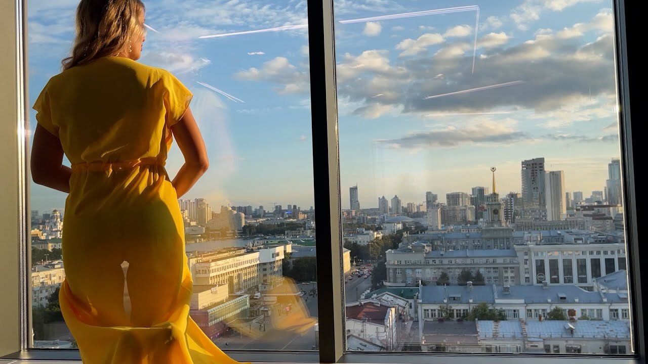 Tais Dances: Art Improvisation by the Window