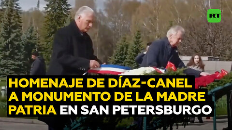 Miguel Díaz-Canel deposita flores en el monumento a la Madre Patria en San Petersburgo