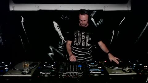 DJ Mike Todd, mixing Techno