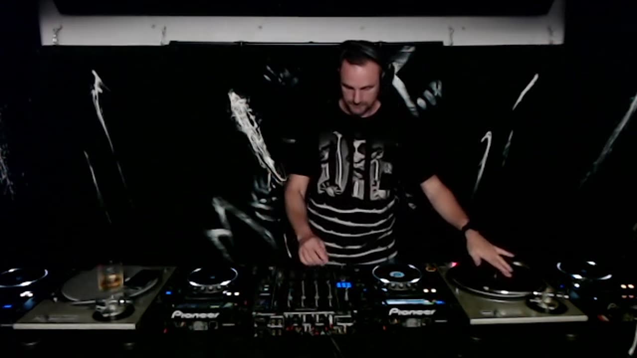DJ Mike Todd, mixing Techno