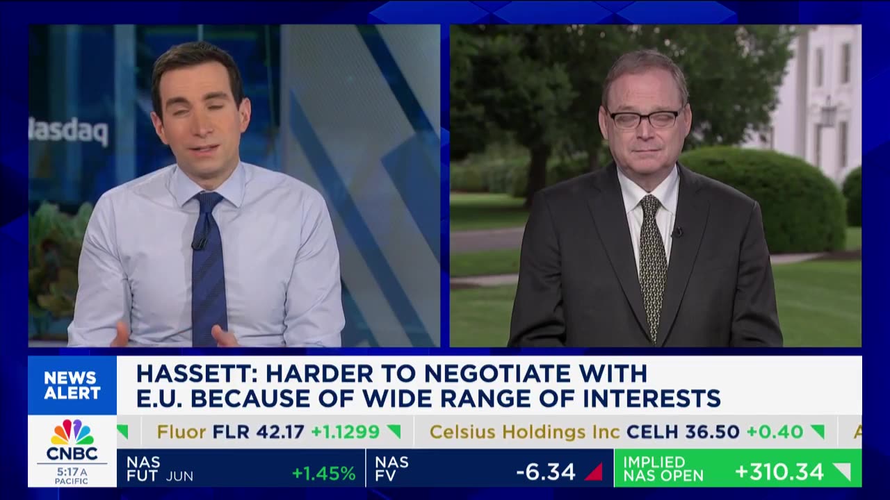 'It would be a $3,000 iPhone': CNBC challenges Trump aide on Apple tariffs