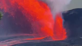 Incredible eruption of Kilauea volcano in Hawaii with a rare triple fountain event