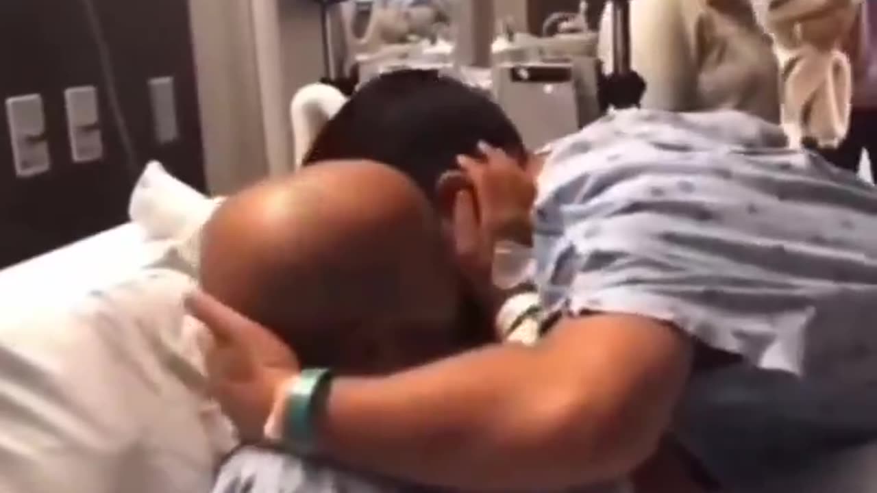 When older brother realized that the kidney donor was his younger brother 🥹❤️