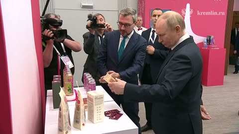 Владимир Путин ознакомился с продукцией 12 торговых марок