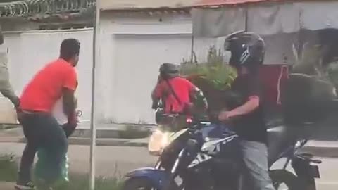 Apuntan a menor de edad con arma de fuego