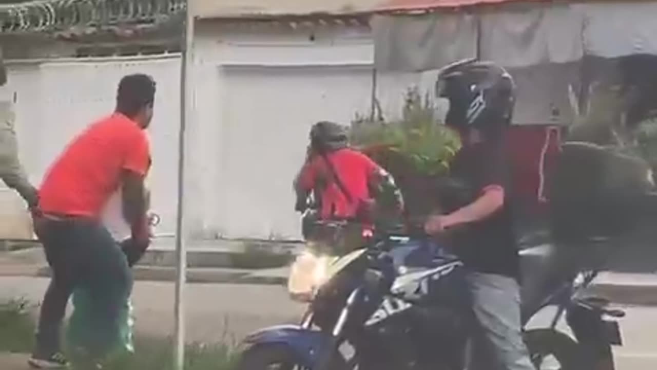 Apuntan a menor de edad con arma de fuego