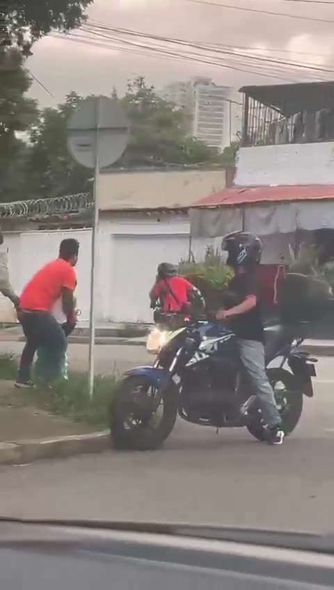 Apuntan a menor de edad con arma de fuego