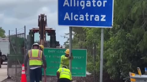 pose de nouveau panneau routier Alligator Alcatraz Florida