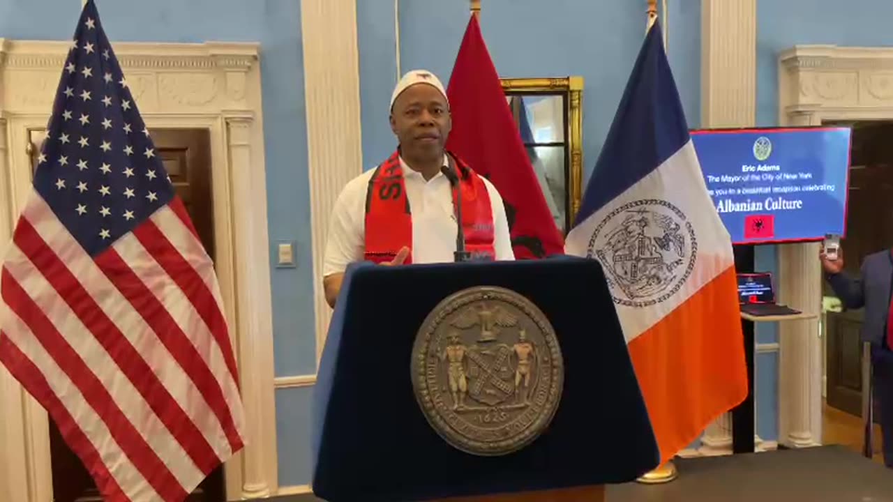 Parada e shqiptarëve në New York, kryebashkiaku Adams vishet kuq e zi: Mezi pres të vij në Shqipëri