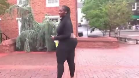 🇺🇸 Maryland Woman Gets Physical with Reporter After He Tries to Ask Why She’s Advertising Empty Houses to Lure Squatters