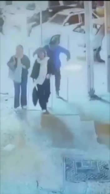 VIDEO e rëndë në Iran/ Dhunohet në mes të rrugës gruaja vetëm se ajo nuk kishte vënë shaminë